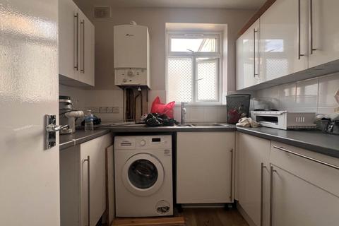 2 bedroom flat to rent, Gladstone Avenue, Manor Park, E12 6NS