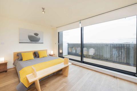 2 bedroom flat to rent, Great West Road, London W6