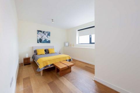 2 bedroom flat to rent, Great West Road, London W6