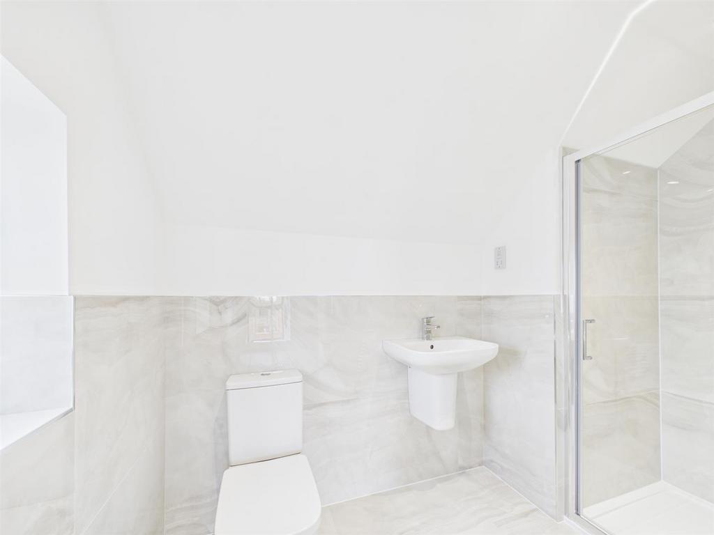 Bed 1 en-suite.jpg