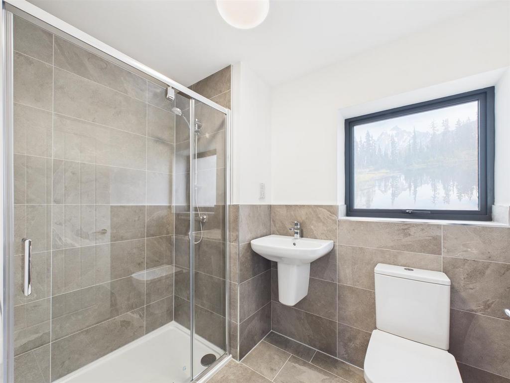 Bed 2 en-suite.jpg
