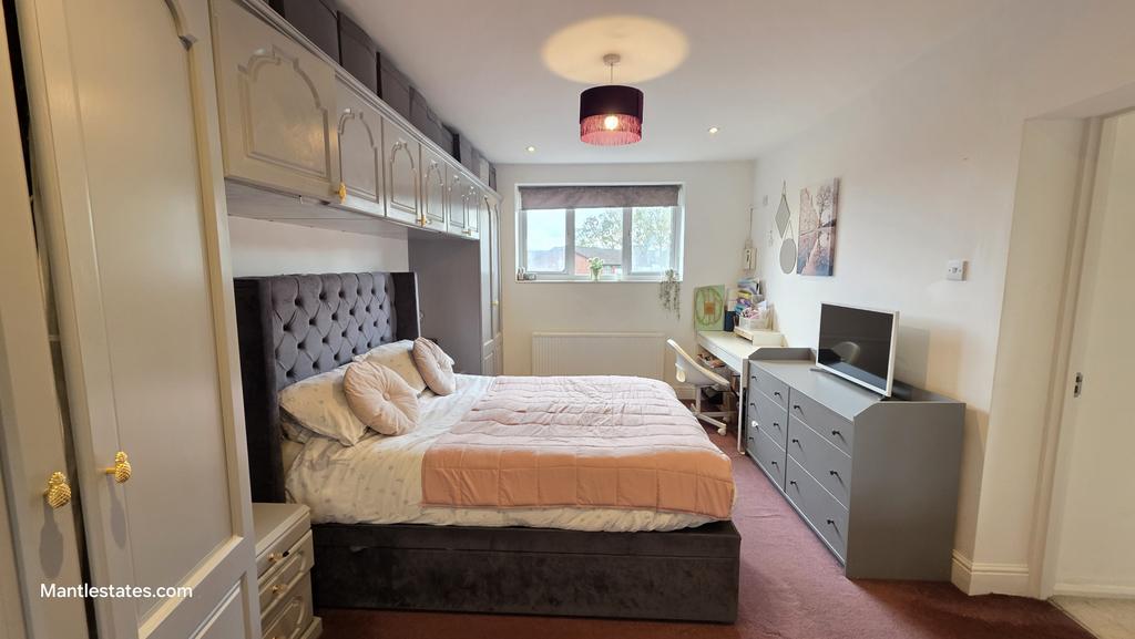 Master bedroom (1)