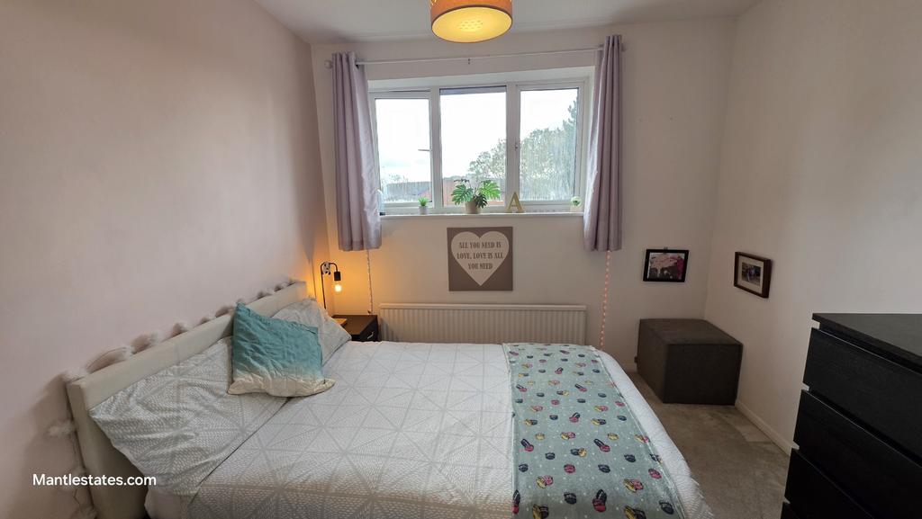 Front bedroom (2)