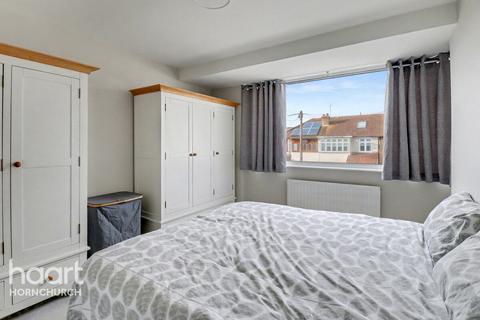 32 Shirley Gardens, Hornchurch, RM12 4NH