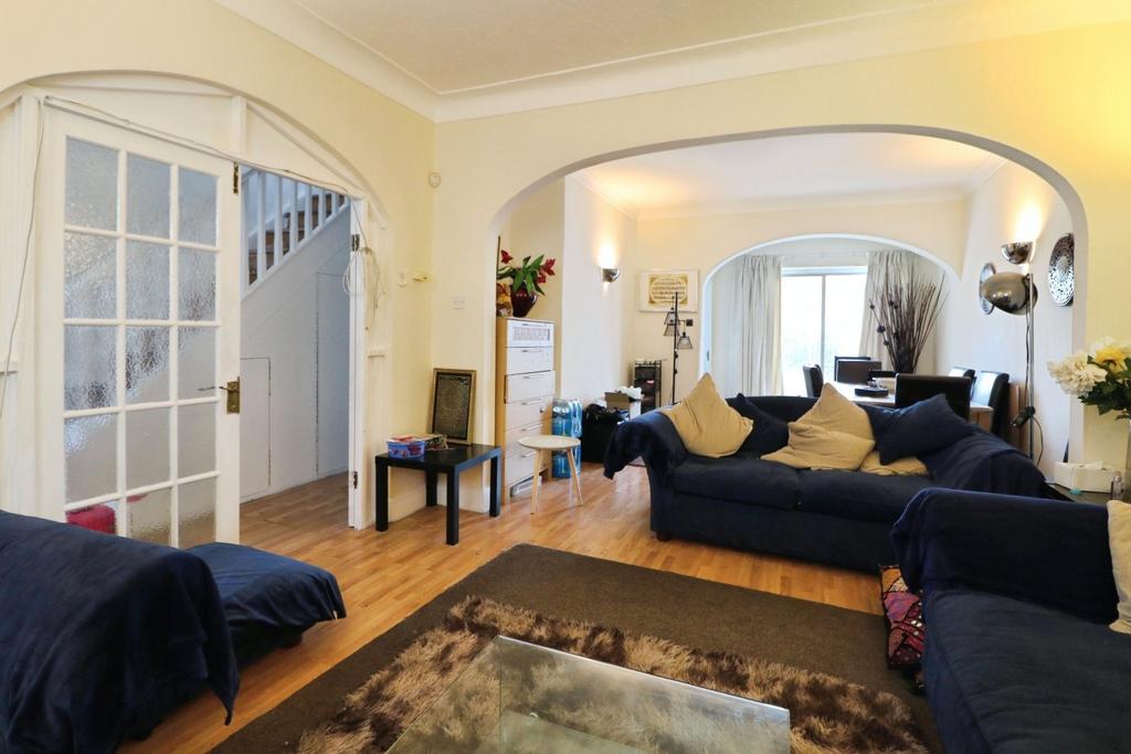 Lounge/Dining