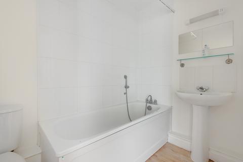 2 bedroom flat to rent, London Road, Thornton Heath, CR7