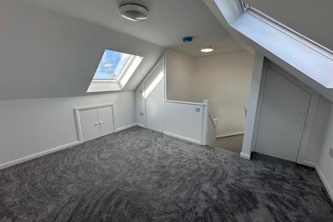 2 bedroom maisonette to rent, Cloverlea Road, Oldland Common