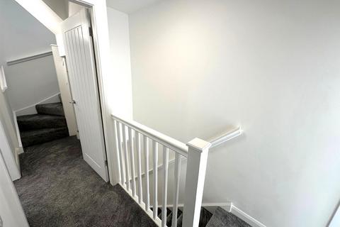 2 bedroom maisonette to rent, Cloverlea Road, Oldland Common