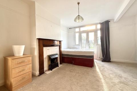 undefined, Waverley Avenue, Twickenham TW2