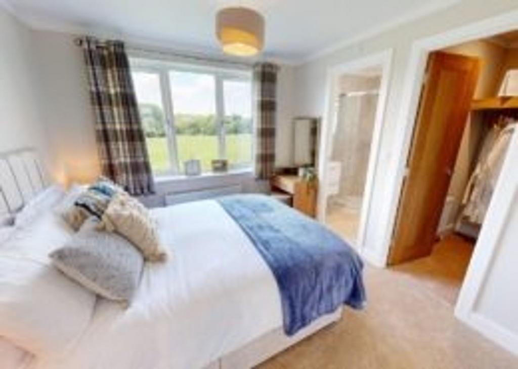 Primary Bedroom & Walk In Wardrobe