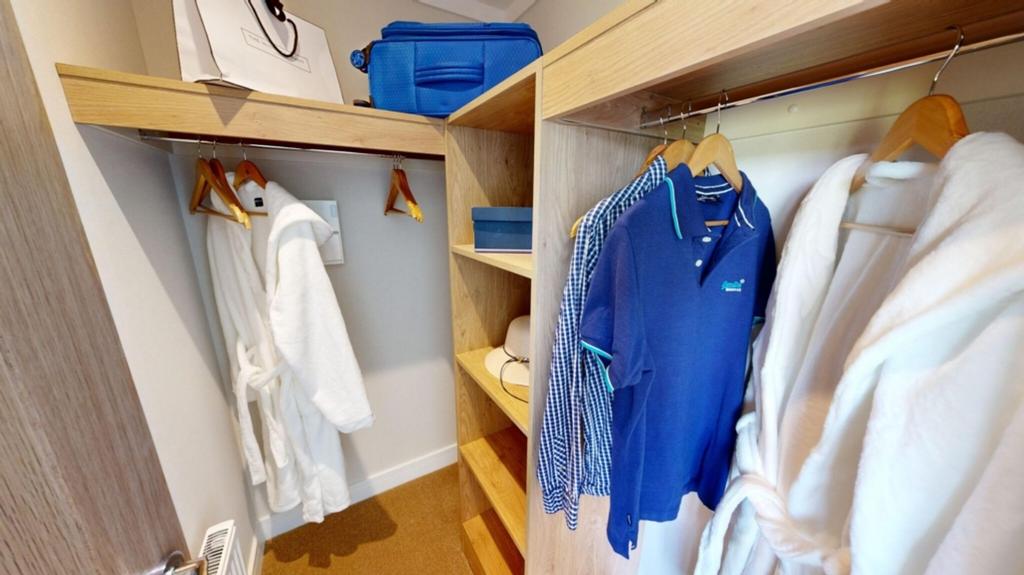 Primary Bedroom & Walk In Wardrobe