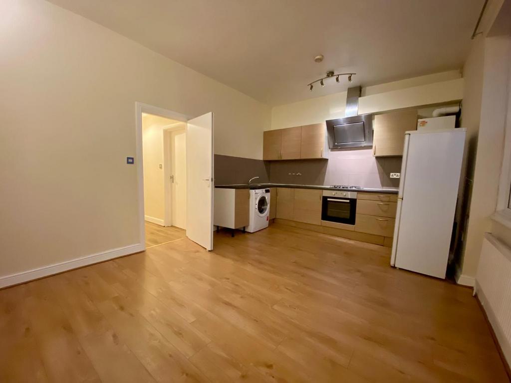 London SW18 2 bed flat - £1,750 pcm (£404 pw)