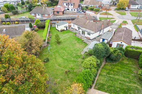 4 bedroom detached bungalow for sale, Broadlawn, Leigh-on-Sea