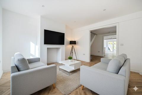 4 bedroom semi-detached house to rent, King Street, Reading RG7