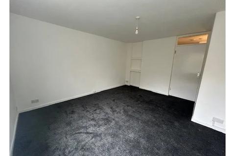 2 bedroom flat to rent, Chelsea Close, Willesden NW10
