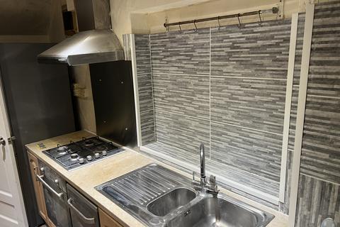 1 bedroom in a house share to rent, Cromer Road, Bury BL8