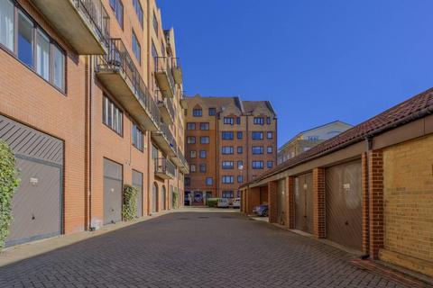 3 bedroom flat to rent, Vermeer Court, E14, Docklands, London, E14