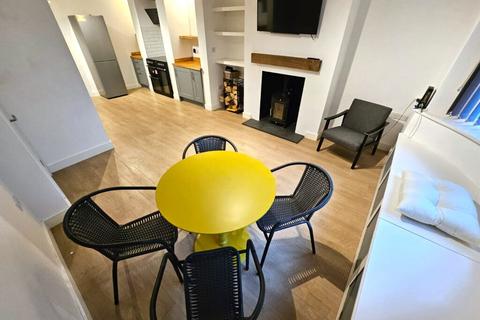 2 bedroom apartment to rent, The Rise, Kirkstall, Leeds, LS5 3EP