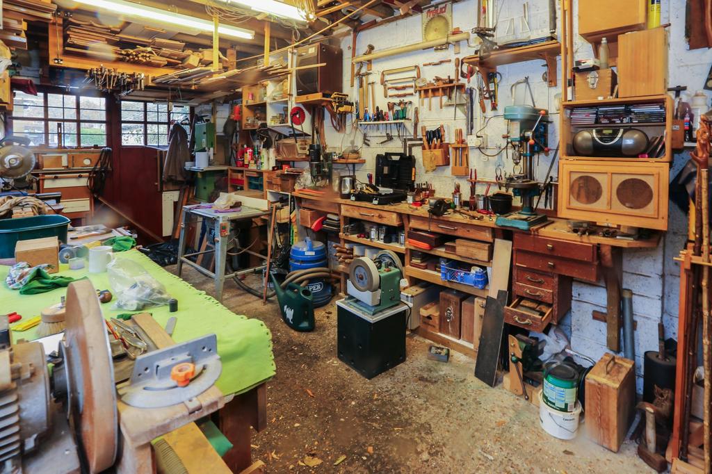 Garage/Workshop