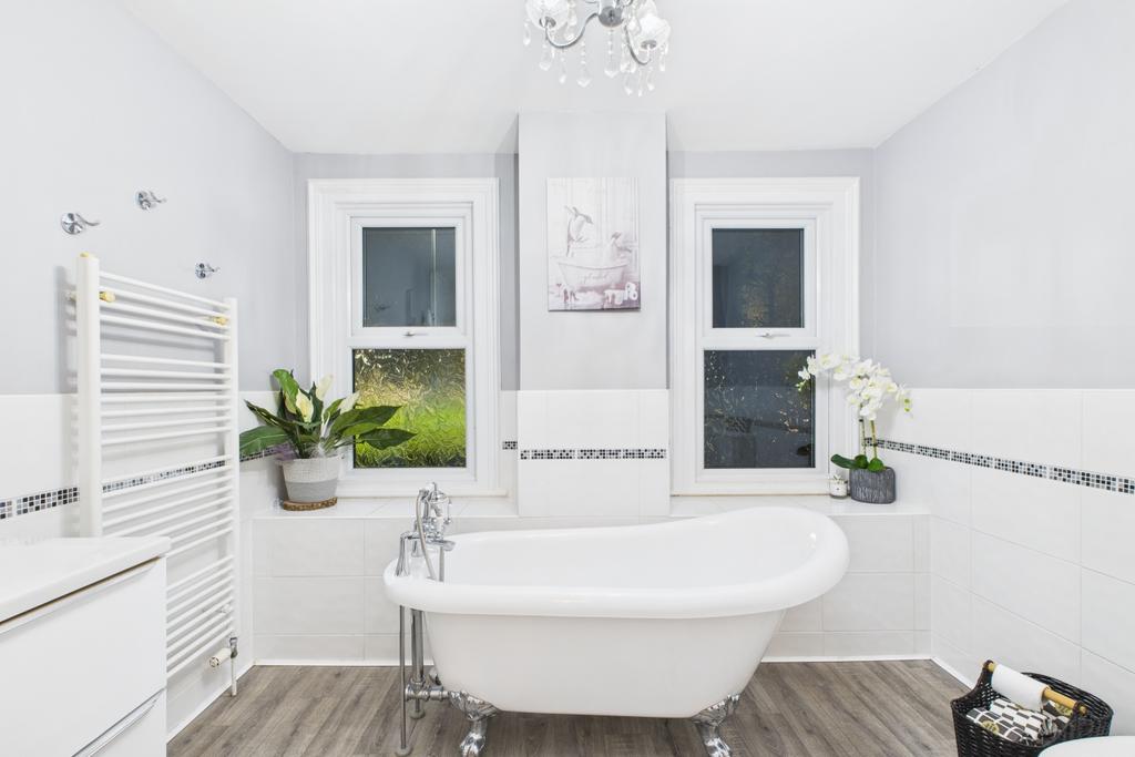 Ewe Move Spalding - Pinchbeck Rd - Main Bathroom