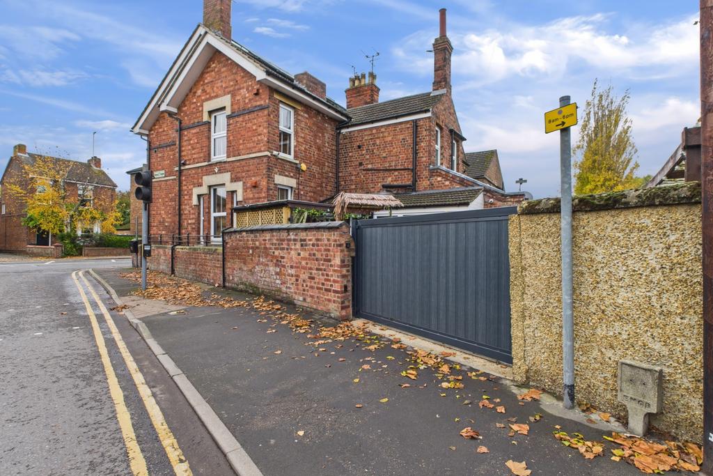 Ewe Move Spalding - Pinchbeck Rd - Driveway
