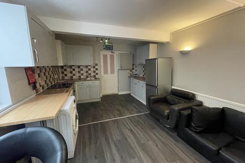 Serviced apartment to rent, Cotford Road, Thornton Heath CR7
