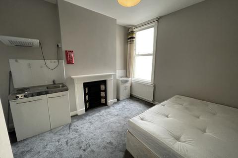 Serviced apartment to rent, Cotford Road, Thornton Heath CR7