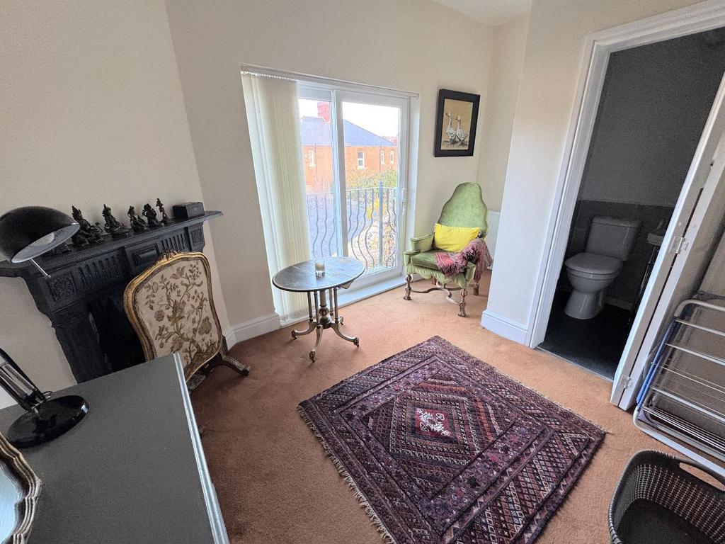 Bedroom (rear)
