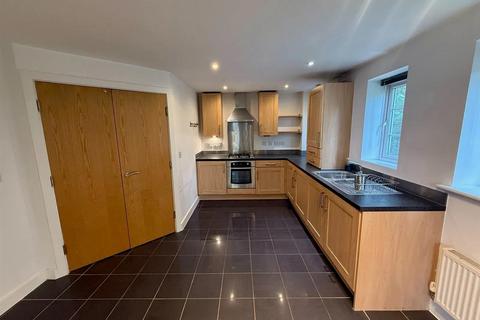 2 bedroom flat to rent, Donnington Court, Dudley