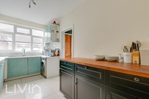 3 bedroom flat for sale, London SE25
