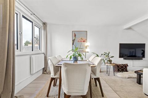2 bedroom flat for sale, Lausanne Road, London N8