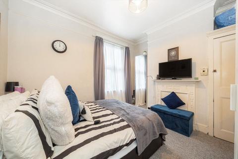 undefined, London Road, Twickenham TW1
