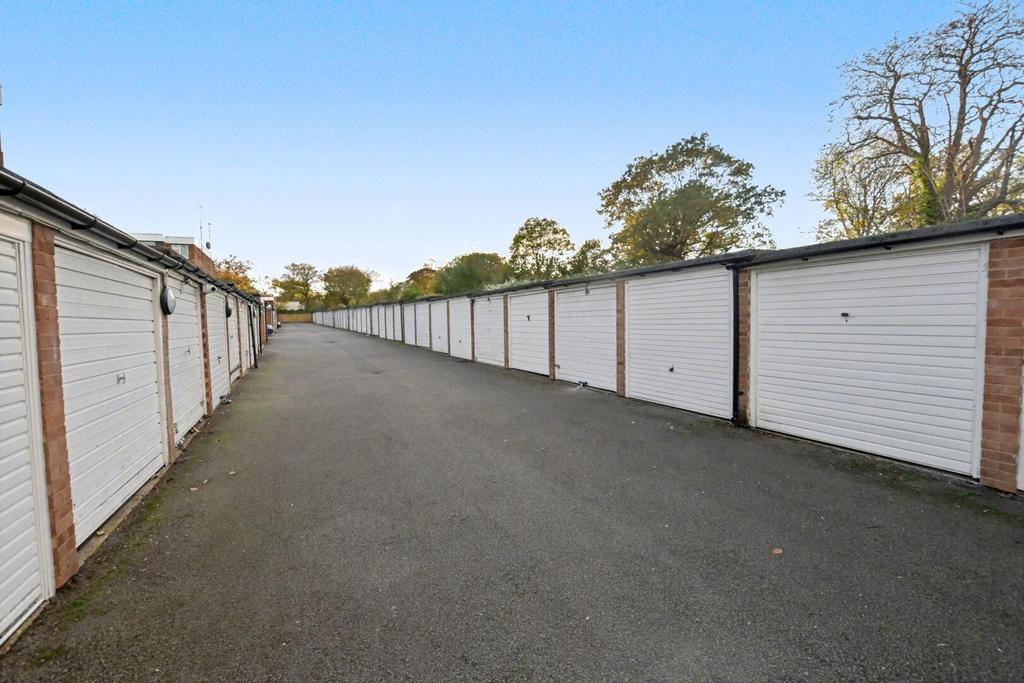 New Wanstead, Wanstead Garage - £150 pcm (£35 pw)