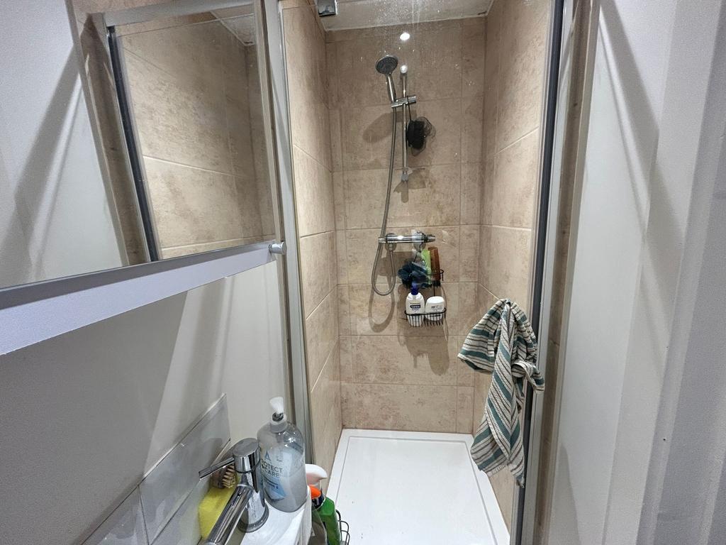 Bedroom 4 Ensuite