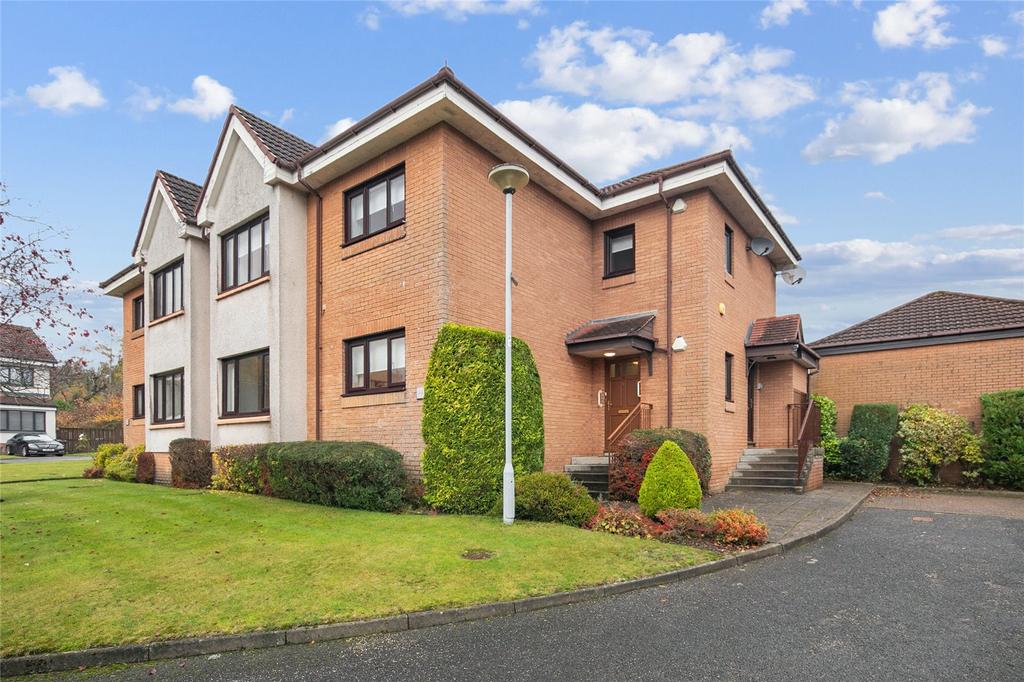 16 Canberra Court, Braidpark Drive... 2 bed flat - £180,000