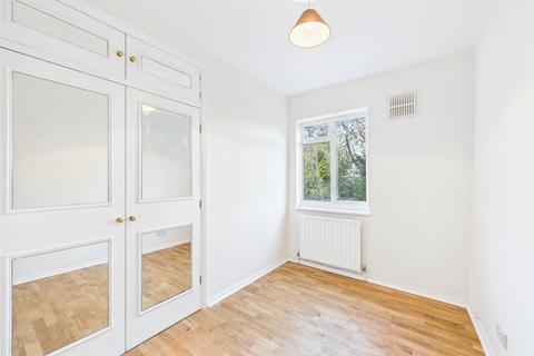 undefined, Queens Court, Richmond