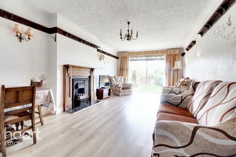3 bedroom detached bungalow for sale, Welbury Avenue, Luton