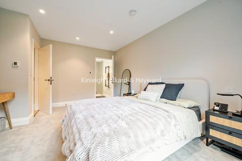 2 bedroom flat for sale, Explorer Way, London, NW7