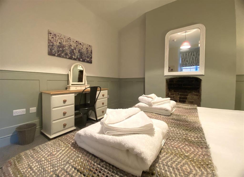 Bedroom 2 III.jpg