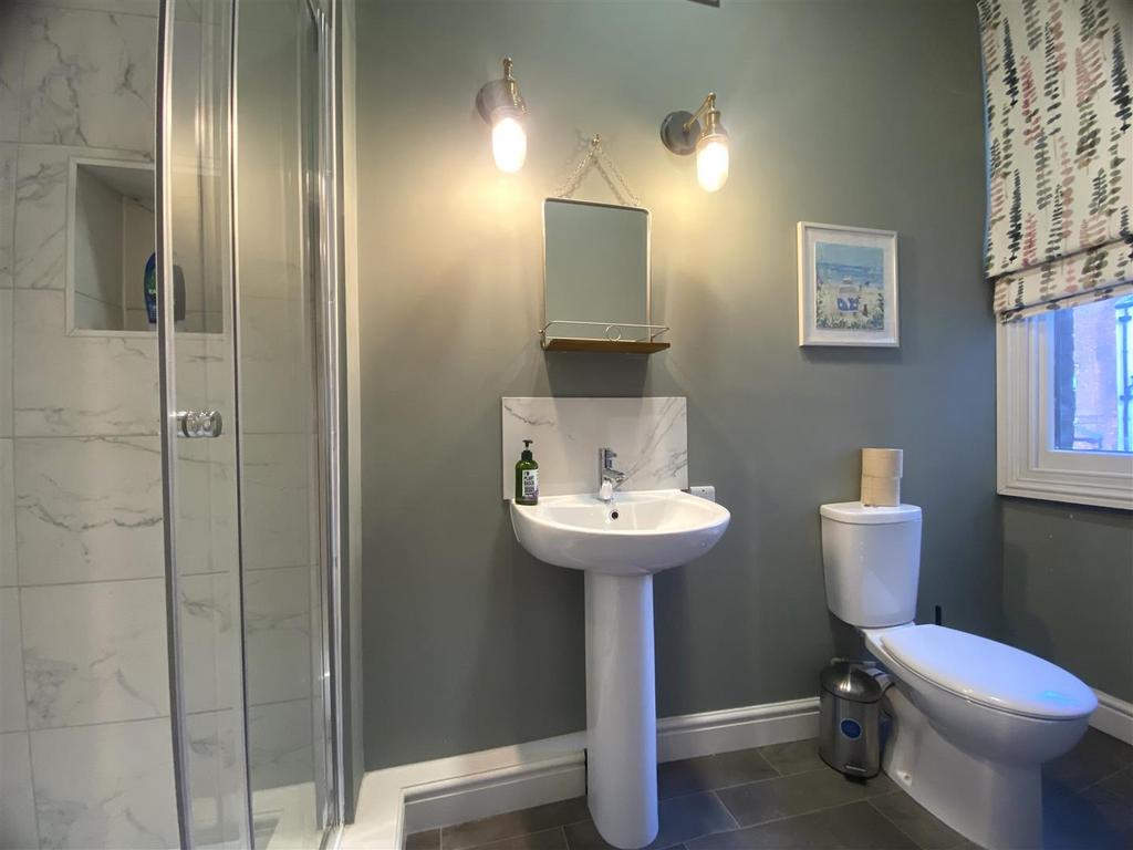 Ensuite 2.jpg