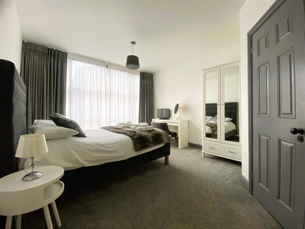 Bedroom 6.jpg
