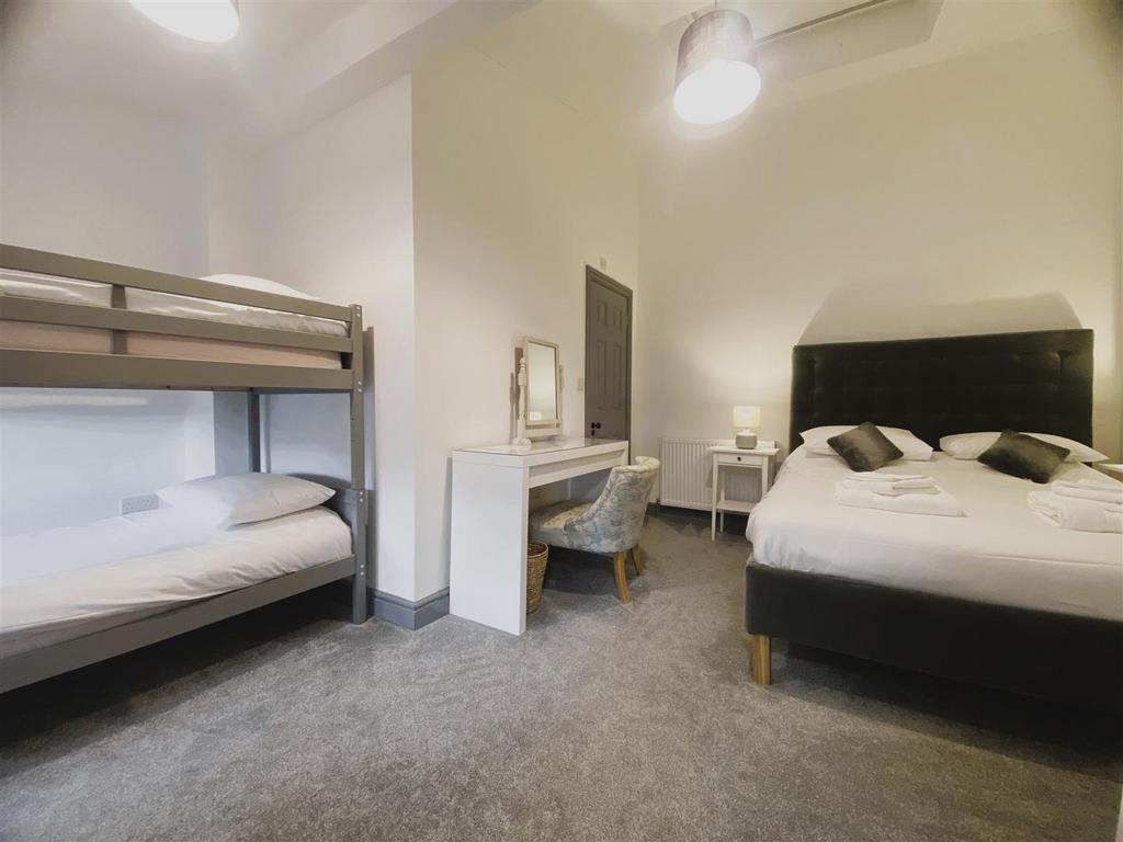 Bedroom 8.jpg