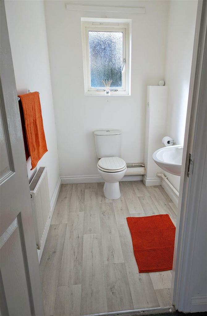 3.Downstairs WC.jpg