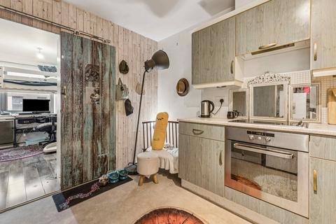 1 bedroom flat for sale, Victoria Road, London W3