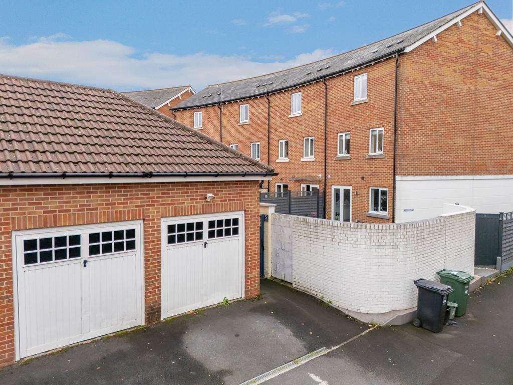 Garage/Parking