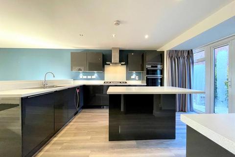 5 bedroom detached house to rent, Illustrious, Brooklands