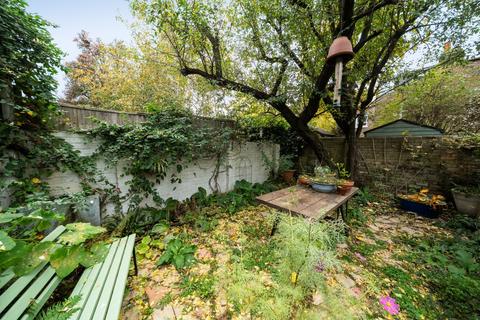 2 bedroom flat for sale, Disraeli Road, London, SW15
