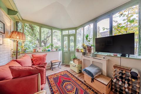 2 bedroom flat for sale, Disraeli Road, London, SW15