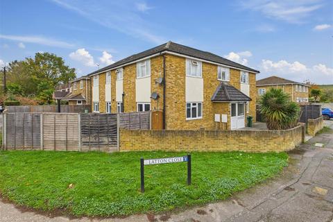 2 bedroom flat for sale, Homefield Road, Walton-On-Thames