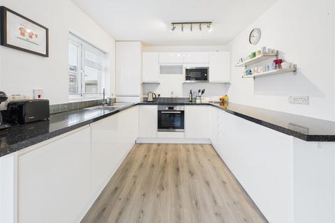 2 bedroom flat for sale, Homefield Road, Walton-On-Thames